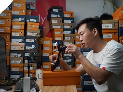 網絡主播背后是轟鳴的工廠——聆聽經濟復蘇的新訊號