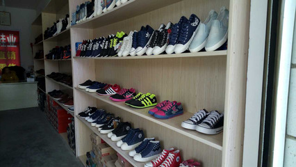 貴安新區(qū)高峰鎮(zhèn)龍騰鞋業(yè)入駐云上高峰商城，傳統(tǒng)產(chǎn)業(yè)邁向數(shù)字化轉(zhuǎn)型新篇章